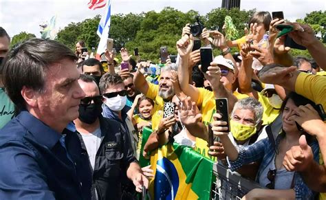 Parte dos apoiadores de bolsonaro chamam a extremista de traidora por criticar o presidente e ironizam sua fala sobre se sentir abandonada pelo governo. Bolsonaro participa de manifestação e confraterniza com a ...
