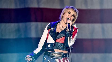 Vor Football Finale Miley Cyrus Singt Beim Super Bowl 2021