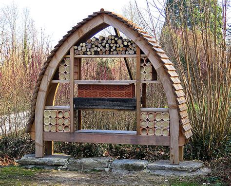 Wenn sie eine müde biene in ihrem haus finden, hilft eine einfache lösung aus. Wildbienen ansiedeln oder Bienen halten? | Haushaltstipps ...