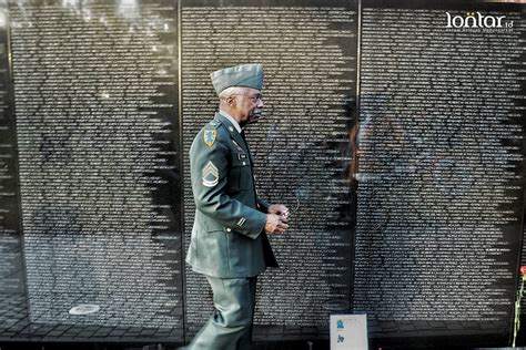 Peringatan Hari Veteran di Vietnam Veterans Memorial ...