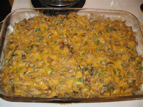 This vegan tuna noodle casserole features neither tuna fish nor noodles! Vegetarian "Tuna" Noodle Casserole - Yum! One of my ...