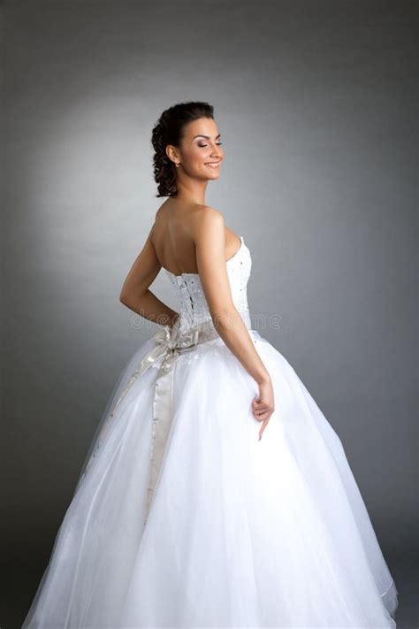 Nette Vorbildliche Aufstellung Im Hochzeitskleid Nahaufnahme Stockfoto Bild Von Porträt