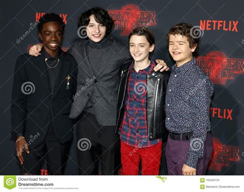 noah schnapp gaten matarazzo caleb mclaughlin y finn wolfhard foto de archivo editorial