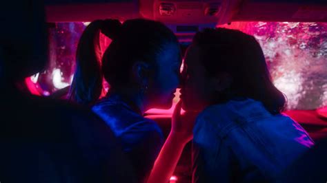 1 900 Passionate Lesbian Kissing Photos Taleaux Et Images Libre De