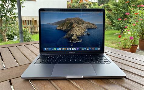 The macbook pro offers double the storage with great performance and the excellent magic keyboard, but the battery life could be longer. Apple MacBook Pro 13 Zoll (2020) - WinFuture.de