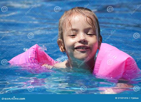 Natation Joyeuse De Petite Fille Dans Le Regroupement Photo Stock Image Du Clair Nature