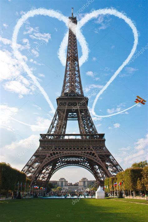 Per capturar les imatges, l'equip de google maps va seguir els passos dels 7 milions de visitants anuals i va ascendir diversos pisos de la torre. Paris Eiffel Tower France during a sunset — Stock Photo ...