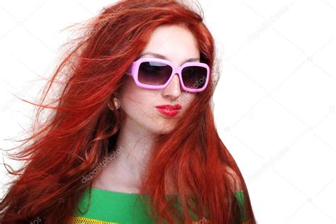 dziewczyna z długie rude włosy w okulary mody — zdjęcie stockowe © innasidorova 7853656