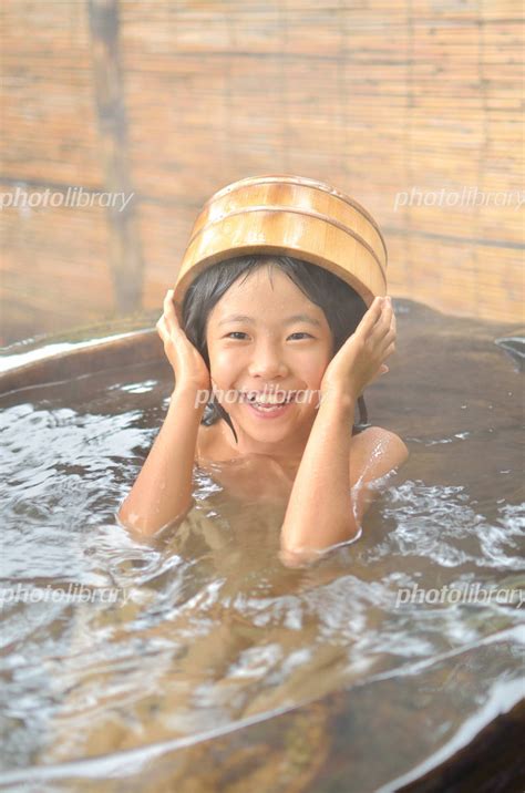 温泉でのんびりする女の子 写真素材 [ 5022111 ] フォトライブラリー Photolibrary