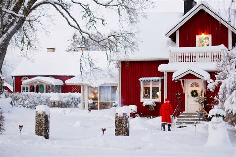 10 Beautiful And Festive Christmas Home Exteriors