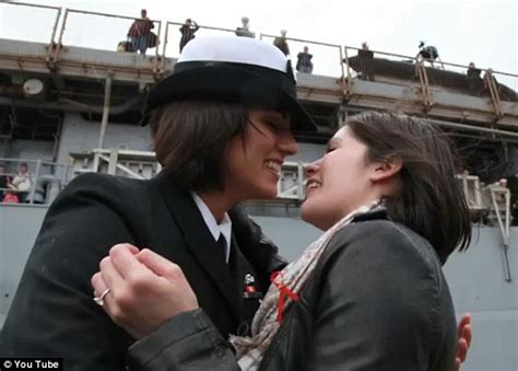Banyak Yang Aneh Pasangan Perwira Lesbian Ciuman Di Dermaga Angkatan Laut