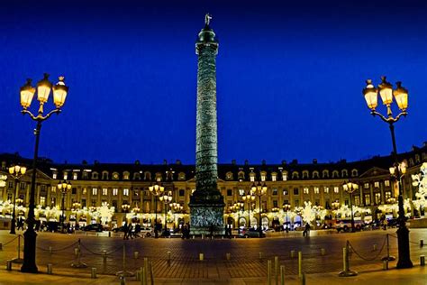 La Place Vendôme Est Une Des Places De Paris Les Plus Célèbres Et Lune