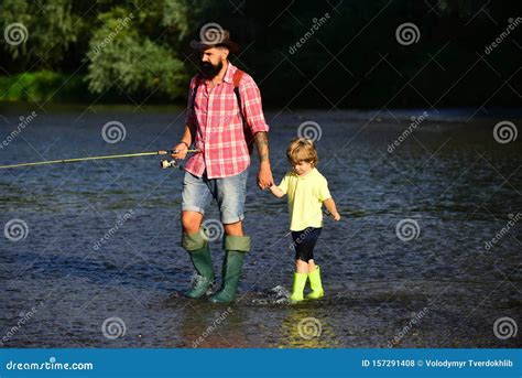Feliz Concepto Familiar Padre E Hijo Juntos Pescando Feliz Padre E