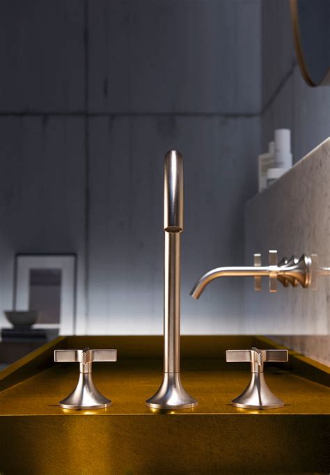 The minimal design offers plenty of space working in the kitchen. VAIA finish platinum matt by Dornbracht | STYLEPARK