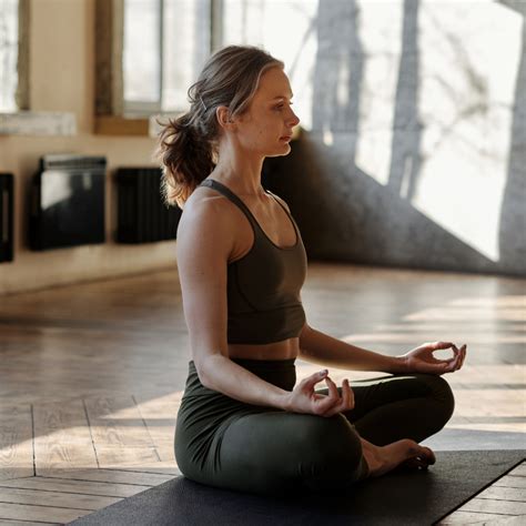 Sukhasana Tutto Sulla Posizione Facile Dello Yoga
