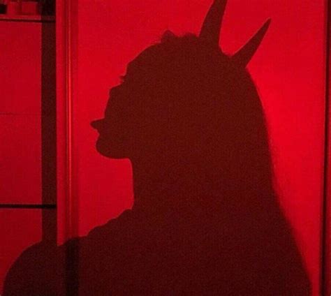 印刷可能 Red Aesthetic Girl With Devil Horns Shadow 704528