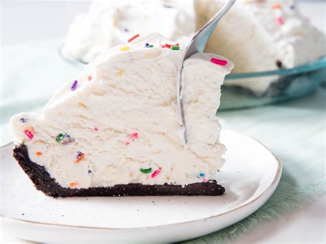 This Fluffy No Churn Ice Cream Pie Is The Perfect Summer Treat