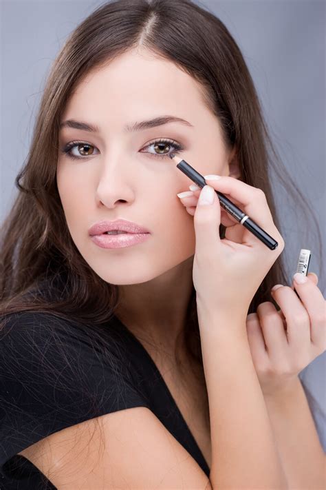 Es kann scheinen, dass das tuschen der wimpern mit einer mascara überhaupt nicht schwierig ist. ᐅ Produkte, Vorbereitung und Durchführung: Tipps für ein ...