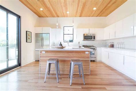 Single-Family California Residence Reinterprets the Classic Pitched Roof