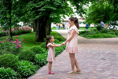 Feliz Madre E Hija De 5 A 6 Años Caminan Por El Parque En Verano La