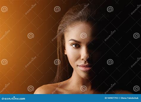 pose africaine nue sûre de femme image stock image du femelle adulte 94987793