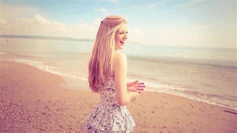 Blonde Beach Smiling Women Wallpapers Hd Desktop And Mobile