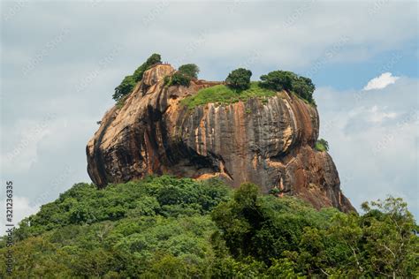 Foto De Sigiriya Lion Rock Sinhala Is An Ancient Rock Fortress