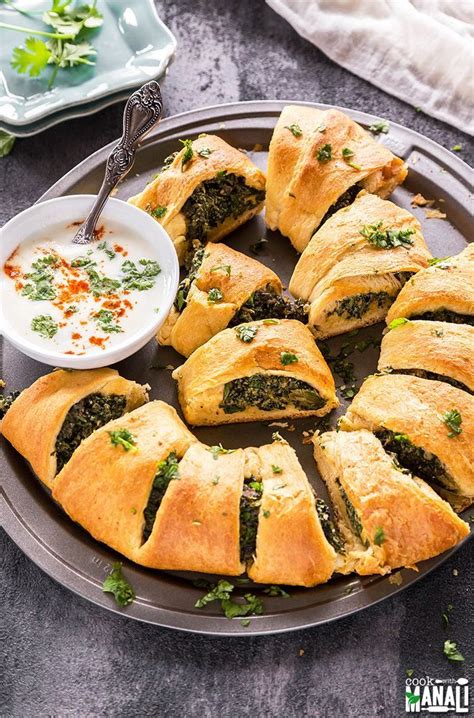 Now it's time for the christmas party appetizers, aka the real reason everyone loves the holidays so much. Mushroom Spinach Ricotta Crescent Ring - an easy vegetarian appetizer for the holiday entertaini ...