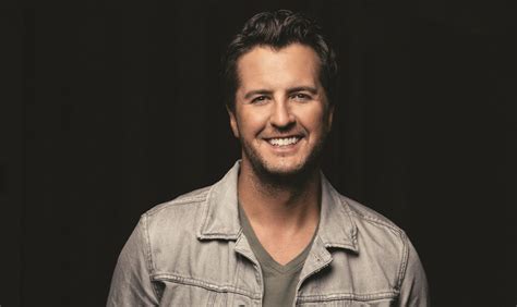 Luke Bryan Opens Acm Entertainer Of The Year Trophy With The Help Of