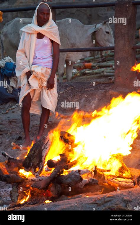 Körper Brennen auf Scheiterhaufen auf Hindu Einäscherung im Krematorium