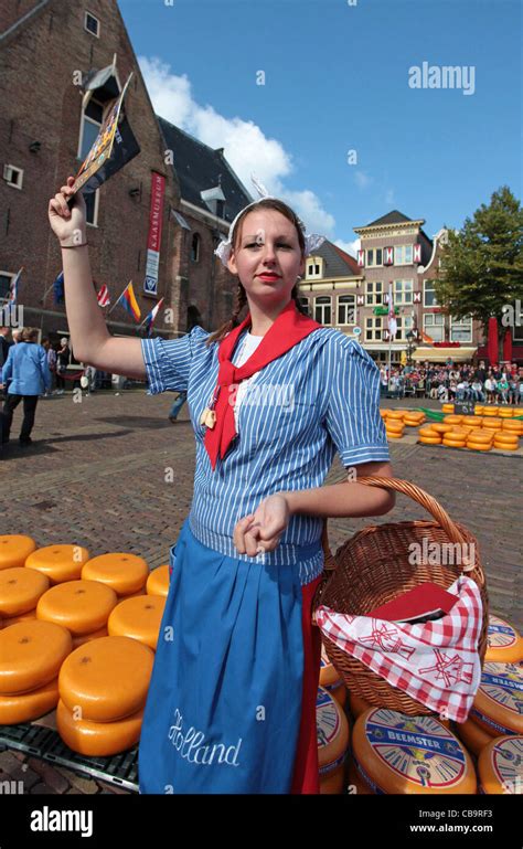 Niederländische Mädchen In Traditioneller Kleidung Auf Dem Käsemarkt In