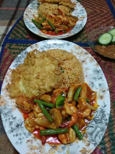 Nasi goreng adalah makanan yang lezat dan secara tradisional dibuat dari nasi yang digoreng di atas wajan atau penggorengan. Resepi Nasi Goreng Padprik Udang Cara Thai | My Resepi