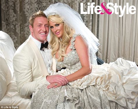 Real Housewives Star Kim Zolciak In Her Very Extravagant 58000 Wedding Gown Daily Mail Online