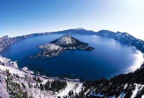 The Crater Lake At Crater Lake National Park In Oregon 2590x1763