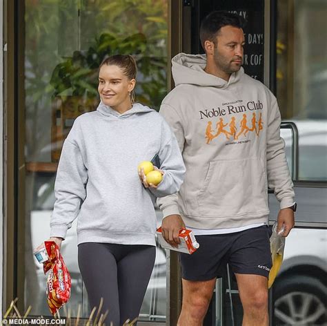 Jimmy Bartel And His Pregnant Girlfriend Amelia Shepperd Pick Up Junk