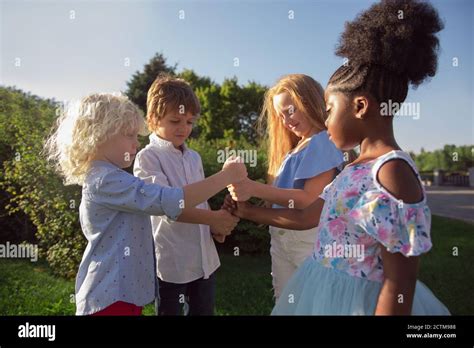 Juntos Grupo Interracial De Niños Niñas Y Niños Jugando Juntos En El Parque En El Día De