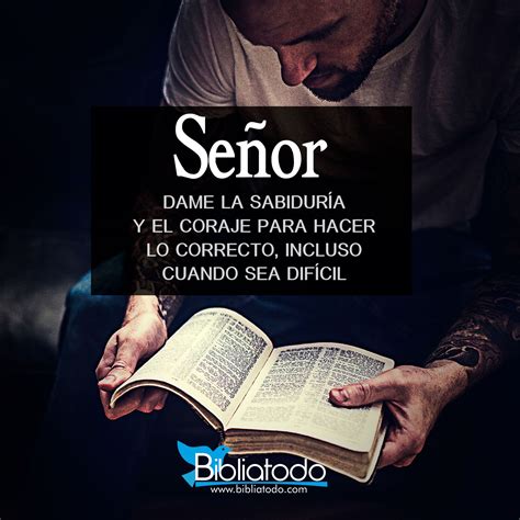 A Man Sitting Down Reading A Book With The Words Senior In Spanish