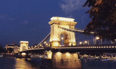 Booking on the day of travel is likely to be more expensive, so it is worth booking in advance if you can to save. Kettingbrug Boedapest - Budapesttips