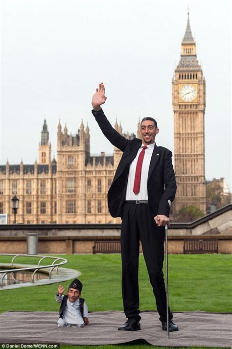 Shortest Man Ever 215ins Meets Tallest Living Person 8ft 1in For