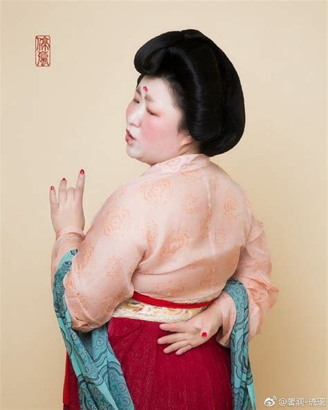 look woman brings back beauty of the tang dynasty with ultra retro photo shoot clothes design