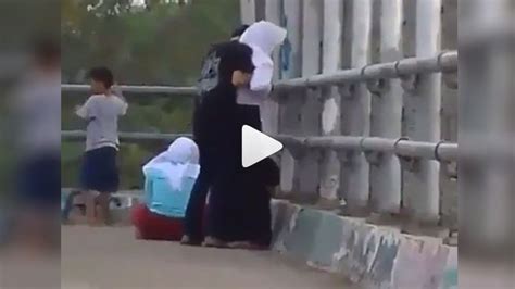 Videodua Remaja Seragam Smp Peluk Pelukan Di Jembatan Penyeberangan