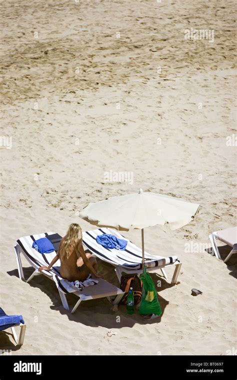 Frau Fkk Entspannen Nackt Sitzen Auf Der Liege Am Strand Im Urlaub In