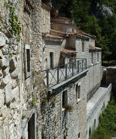 Nel tempo santo spirito a majella fu abitato da altre presenze illustri quali il beato roberto da salle e il rivoluzionario cola di rienzo, qui attratto dalle parole di francesco petrarca, che nel suo de vita solitaria lo aveva descritto come uno dei luoghi più adatti all'ascesi spirituale. EREMI di CELESTINO V in Abruzzo