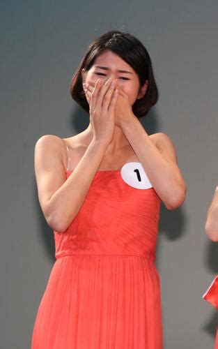 ＜2012ミス日本グランプリ決定コンテスト＞2012年度ミス日本グランプリ決定コンテストでミス日本に選ばれた（左から）「ネイチャー」の片山萌美