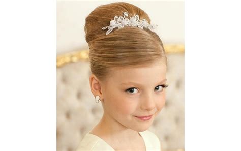 To make your task easier and leave aside the use of irons and tongs we propose. 48 Simply Stunning First Communion Hairstyles for Girls