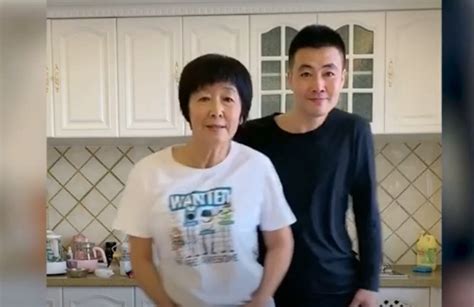 Chinese Son Teaches Mom To Dance Now They Are Going Viral