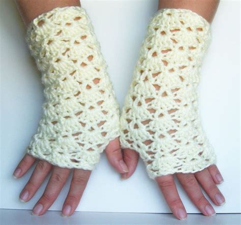 Lace fingerless gloves crochet pattern. Pin by Terri Bailey on craft | Crochet gloves pattern ...