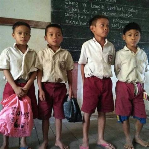Kisah Bocah Bocah Indonesia Di Perbatasan Jalan Kaki Ke Sekolah
