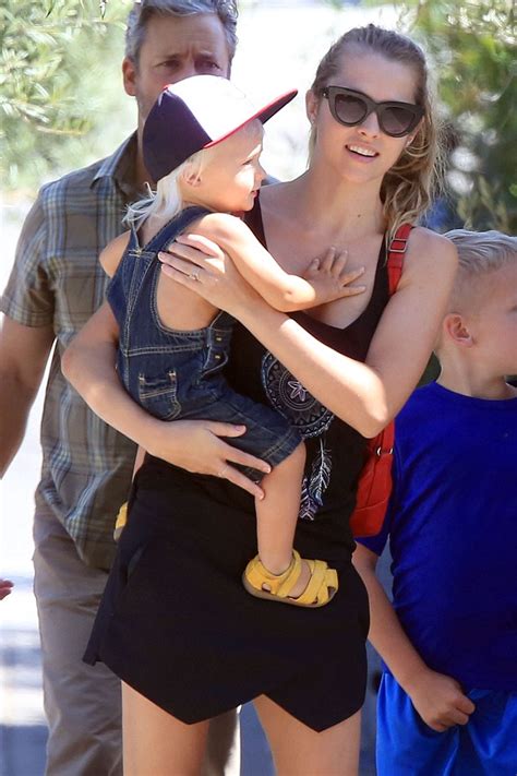 Teresa Palmer Goes Without Makeup To Enjoy Park Day With Son Bodhi In L A Daily Mail Online