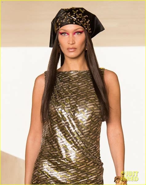 Photo Gigi Hadid Returns To Runway First Fashion Show Since Khai